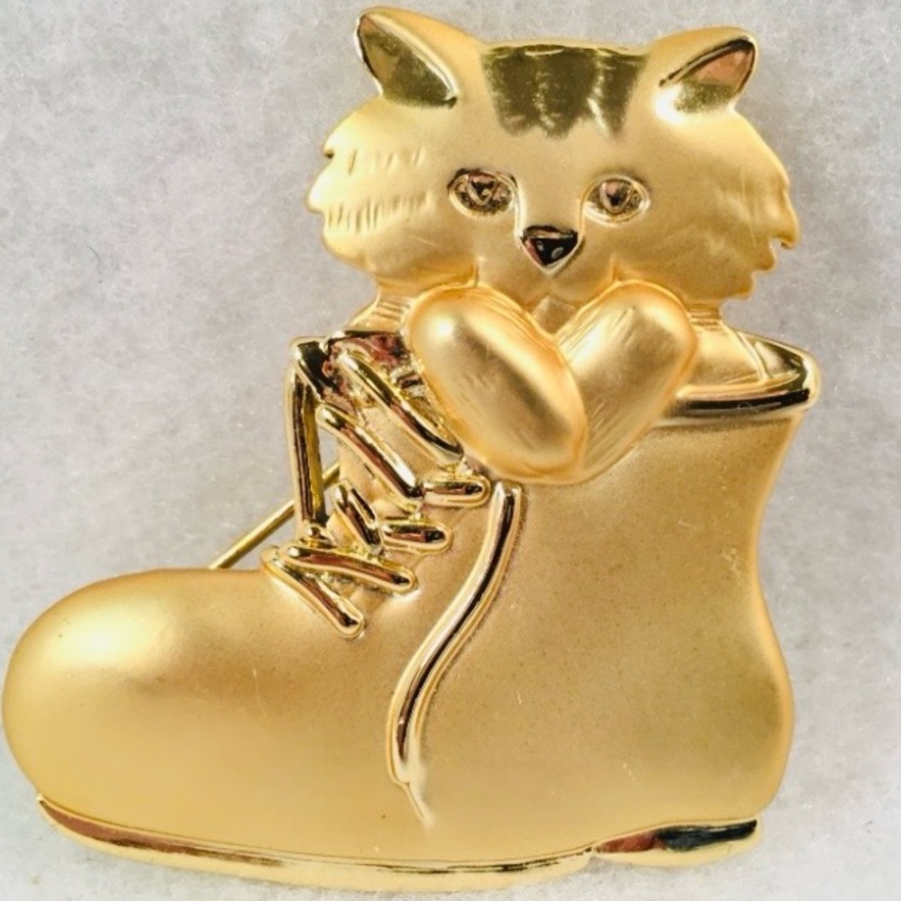 AJC Gold Tone Cat In A Boot Pin/Brooch Signed - Picture 6 of 6